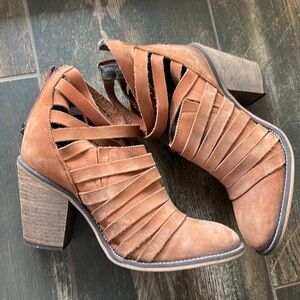 Free People Women’s boots sz 39/9